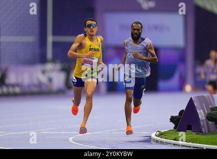 Stade de France, Paris, Frankreich. September 2024. Jeltsin Jacques aus Brasilien in Aktion im 1500 m - T11 Finale der Männer während der Paralympischen Spiele 2024 in Paris, Frankreich. Ulrik Pedersen/CSM/Alamy Live News Stockfoto