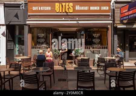 Worthing, 29. August 2024: Bites Café in der Warwick Street Stockfoto