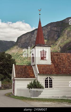 Underdal Stabkirche am Naeroeydalen Fjord, die kleinste Stabkirche Norwegens. Stockfoto