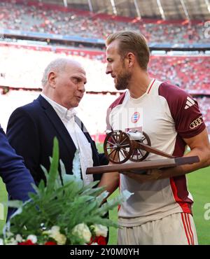 MÜNCHEN - 01. SEPTEMBER: Harry Kane von Bayern München mit dem Preis des besten Torschützen der letzten Saison aus dem Kicker Magazin mit Ehrenpräsident von Bayern München Uli Hoeness München vor dem Bundesliga-Spiel zwischen FC Bayern München und Sport-Club Freiburg in der Allianz Arena am 01. September 2024 in München. © diebilderwelt / Alamy Stock Stockfoto