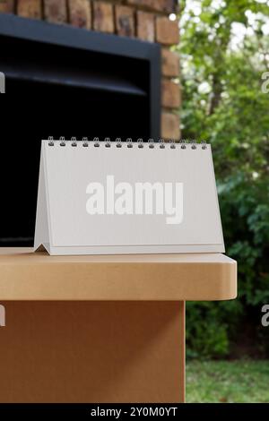 Ein Kalender steht aufrecht auf einem Tisch mit einer leeren Seite Stockfoto