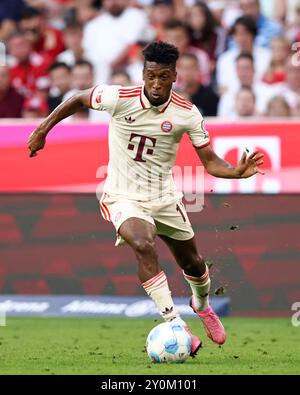 MÜNCHEN – 01. SEPTEMBER: Kingsley Coman von Bayern München läuft mit einem Ball während des Bundesliga-Spiels zwischen dem FC Bayern München und dem Sport-Club Freiburg am 01. September 2024 in der Allianz Arena in München. © diebilderwelt / Alamy Stock Stockfoto