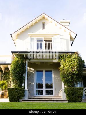 Modernes Haus mit weißer Fassade und Grün, mit schöner Architektur Stockfoto