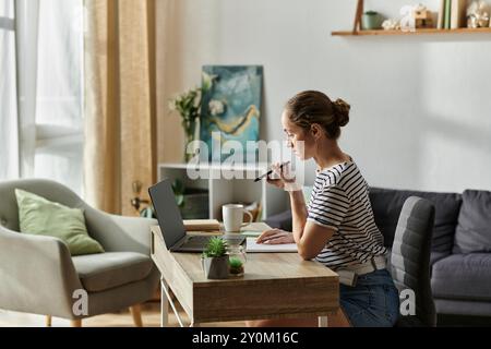Eine schöne Frau mit Vitiligo konzentrierte sich auf ihre Arbeit in einem stilvollen, sonnigen Raum. Stockfoto