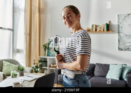 Eine freudige Frau mit Vitiligo posiert selbstbewusst mit ihrer Kamera. Stockfoto