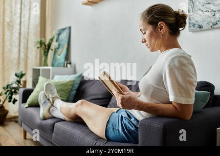 Eine Frau genießt an einem sonnigen Nachmittag einen ruhigen Moment in ihrem Buch. Stockfoto