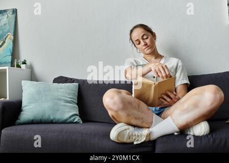 Eine Frau mit Vitiligo genießt einen ruhigen Moment beim Lesen eines Buches zu Hause. Stockfoto