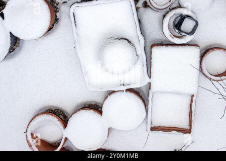 Wintergarten mit schneebedeckten Blumentöpfen Stockfoto