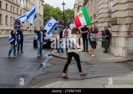 Auswärtiges Amt, London, Vereinigtes Königreich. September 2024. Die Kampagne gruppiert Our Fight UK und Stop the Hass Protest vor dem Außenministerium, während Liz Kendall an der ersten wöchentlichen Kabinettssitzung in der Downing Street 10 nach der Sommerpause teilnimmt. Gestern kündigte Außenminister David Lammy am Tag der Beerdigung von Hersh Goldberg-Polin, einer von sechs ermordeten Geiseln, die Aussetzung einer Reihe von Waffenexporten nach Israel an. Quelle: Amanda Rose/Alamy Live News Stockfoto