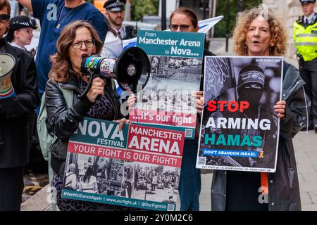 Auswärtiges Amt, London, Vereinigtes Königreich. September 2024. Kampagnengruppen Our Fight UK and Stop the Hass Protest vor dem Außenministerium, während Minister an der ersten wöchentlichen Kabinettssitzung in der Downing Street 10 nach der Sommerpause teilnehmen. Gestern kündigte Außenminister David Lammy am Tag der Beerdigung von Hersh Goldberg-Polin, einer von sechs ermordeten Geiseln, die Aussetzung einer Reihe von Waffenexporten nach Israel an. Quelle: Amanda Rose/Alamy Live News Stockfoto