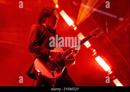 Juni 2024: Troy Van Leeuwen tritt mit den Königinnen der Steinzeit beim IDays Festival in Mailand auf Stockfoto