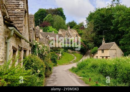 Blick vom Fußweg vorbei an den berühmten malerischen Arlington Row Weavers Cottages, Bibury, Cotswolds, England, Großbritannien Stockfoto