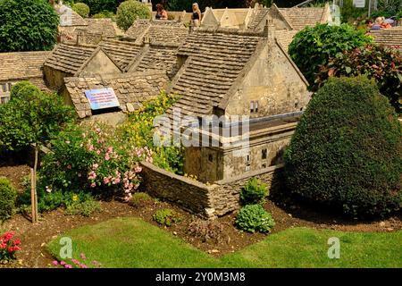 Erhöhter Stehblick auf die Miniatur-Nachbildung traditioneller englischer Steinhäuser und Garten in Bourton on the Water Model Village, England, Großbritannien Stockfoto