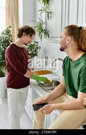 Ein fröhliches Paar teilt einen liebevollen Moment in ihrer Küche beim Kochen. Stockfoto