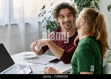 Ein liebevolles Paar teilt einen freudigen Moment in ihrem gemütlichen Zuhause. Stockfoto