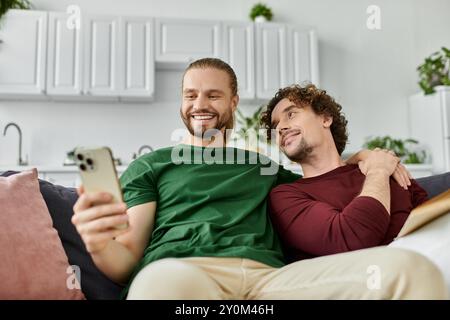 Zwei Partner verbringen einen warmen Moment, während sie ihre Zeit zu Hause genießen. Stockfoto