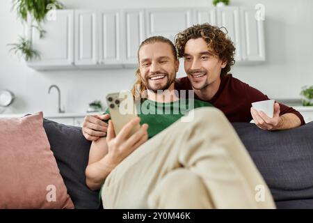 Ein liebevolles Paar teilt einen glücklichen Moment, während es sich amüsiert. Stockfoto