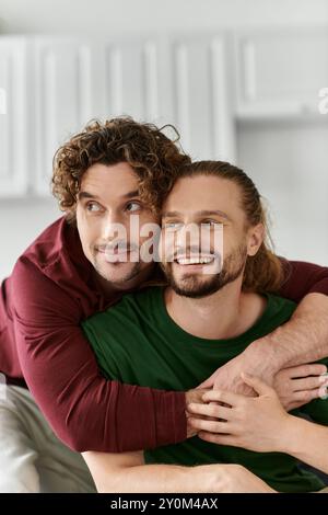 Ein liebevolles Paar teilt eine warme Umarmung und fröhliches Lachen zu Hause. Stockfoto