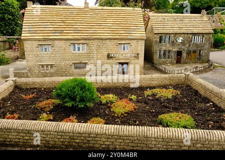 Erhöhter Stehblick auf die Miniaturnachbildungen traditioneller englischer Steinhäuser in Bourton on the Water Model Village, England, Großbritannien Stockfoto