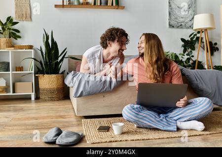 Ein fröhliches Paar teilt Lachen und Verbindung in ihrem friedlichen Zuhause. Stockfoto