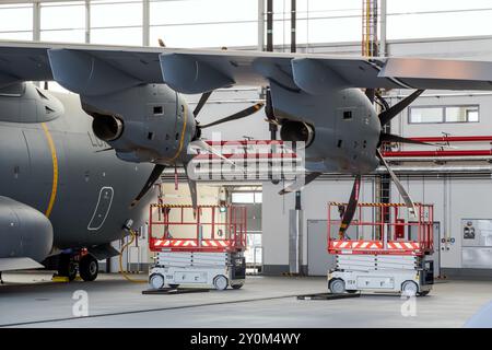 WUNSTORF, Deutschland - Juni 9, 2018: Die Deutsche Luftwaffe (Luftwaffe) Airbus A400M Flugzeug im Hangar an der Homebase Wunstorf Airbase. Stockfoto