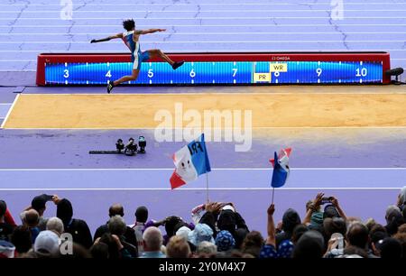 Frankreichs Arnaud Assoumani beim Langsprung der Männer - T47-Finale im Stade de France am sechsten Tag der Paralympischen Sommerspiele 2024 in Paris. Bilddatum: Dienstag, 3. September 2024. Stockfoto