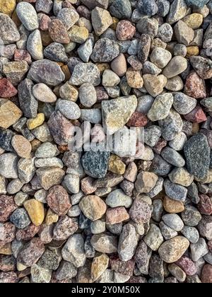 Texturhintergrund von kleinen Steinen in Nahaufnahme, zerquetschten Steinen, Kieselsteinen. Hochwertige Fotos Stockfoto