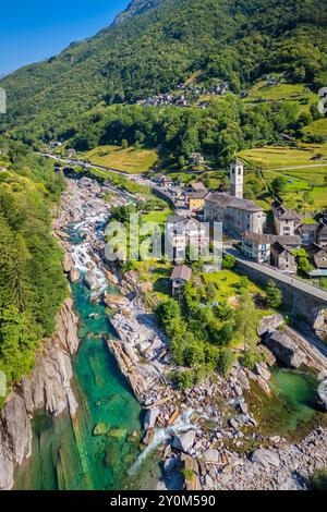 Aus der Vogelperspektive auf die Kirche und die Stadt Lavertezzo. Lavertezzo, Verzasca-Tal, Locarno, Kanton Tessin, Schweiz, Westeuropa. Stockfoto