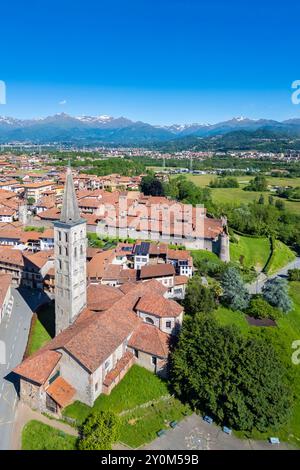 Blick aus der Vogelperspektive auf die Kirche Santa Maria Maggiore in der Nähe des mittelalterlichen befestigten Dorfes Ricetto di Candelo. Biella, Piemont, Italien. Stockfoto