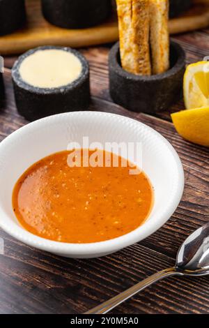 Ezogelin-Suppe auf weißem Porzellanteller, auf Holztisch Stockfoto