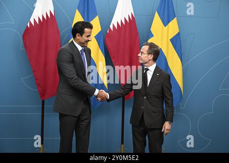 STOCKHOLM, SCHWEDEN 20240903Schwedens Premierminister Ulf Kristersson (M) empfängt den Emir von Katar, Tamim bin Hamad al-Thani, am 03. September für bilaterale Gespräche im schwedischen Regierungssitz Rosenbad in Stockholm. Foto: Jessica Gow/TT/Code 10070 Credit: TT News Agency/Alamy Live News Stockfoto