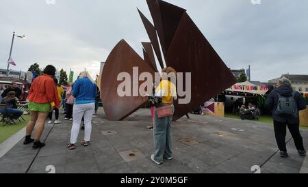 GALWAY, IRLAND - 26. JULI 2024: Das Galway International Arts Festival ist eine weltweit bekannte Veranstaltung, die jährlich stattfindet Stockfoto