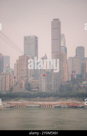 25. JANUAR 2021, CHONGQING, CHINA: Blick von der Seilbahn über den Fluss Yangtze in Chongqing, Chongqing, China, Kopierraum für Text Stockfoto