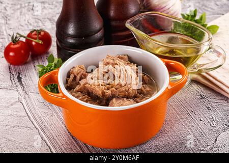 Thunfischkonserven in Dosen für Salate Stockfoto