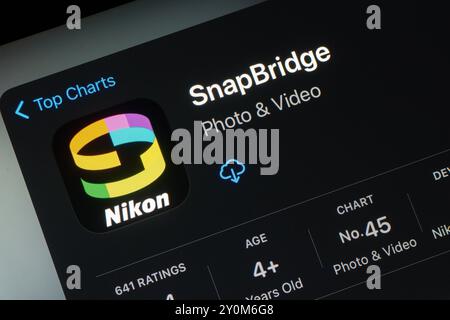 OSTRAVA, TSCHECHIEN - 27. JULI 2024: App Store mit Nikon SnapBridge Photo Mobile App wird installiert Stockfoto