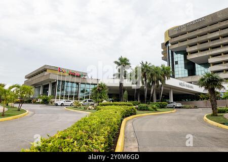 HAVANNA, KUBA - 28. AUGUST 2023: Eintritt in das luxuriöse 5-Sterne-Hotel Melia Habana in Havanna, Kuba mit Palmen, bewölktem Wetter Stockfoto