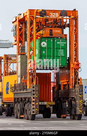 Traddle Carrier bewegt Container in einem Containerterminal. Hafen Rotterdam, Niederlande. September 2012 Stockfoto