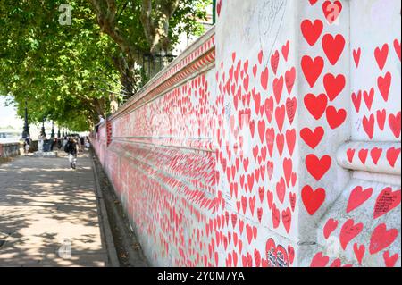 London, Großbritannien. National COVID Memorial Wall an der South Bank, die 2021 von Freiwilligen gegründet wurde, um der während der COVID-Pandemie verstorbenen Personen zu gedenken. August Stockfoto