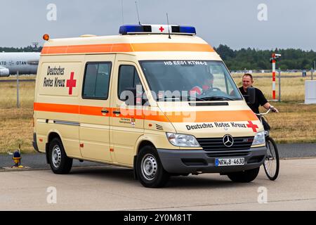 Deutsches Rotes Kreuz Mercedes-Benz Sprinter im Stand-by-Betrieb während der Open House des NATO Air Base Geilenkirchen. Deutschland - 2. Juli Stockfoto