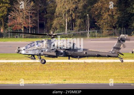 US Army Boeing AH-64E Apache Guardian Angriffshubschrauber während der Operation Atlantic Resolve Rotation. Eindhoven, Niederlande - 27. Oktober 2017 Stockfoto