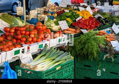 Ajaccio, Korsika - 11. Oktober 2019: Bunte Ausstellung frischer Produkte auf einem lokalen Markt. Stockfoto