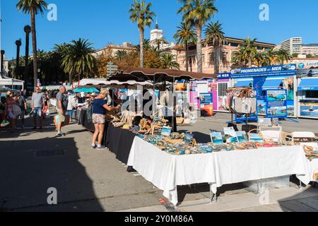Ajaccio, Korsika - 11. Oktober 2019: Geschäftiger lokaler Markt unter klarem Himmel. Stockfoto