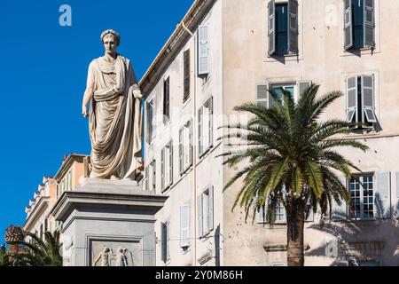 Ajaccio, Korsika - 11. Oktober 2019: Statue und Architektur unter blauem Himmel. Stockfoto