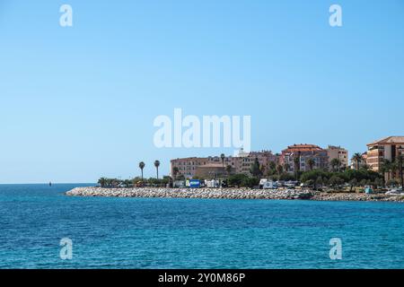 Ajaccio, Korsika - 11. Oktober 2019: Ruhige Mittelmeerküste mit klarem Himmel. Stockfoto