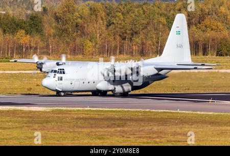 Die schwedische Luftwaffe Lockheed C-130H Hercules verlässt die Luftwaffenbasis Eindhoven. Niederlande - 27. Oktober 2017 Stockfoto