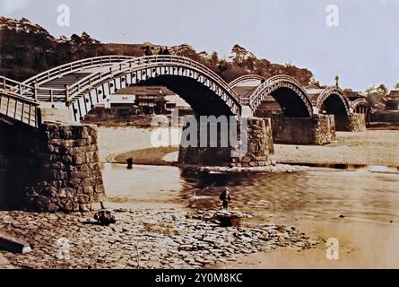 Bogengewölbte Kintaikyo-Brücke in Iwakuni, unbekannter Fotograf, japanisches handkoloriertes Schwarzweißfoto Japan Ende des 19. Jahrhunderts – Anfang des 20. Jahrhunderts Vintage Albumenfotografie ( Historic History ) digitale verbesserte Wiedergabe. (Präfektur Yamaguchi. Die Brücke überspannt den Nishikigawa River und wurde 1673 erbaut. Stockfoto