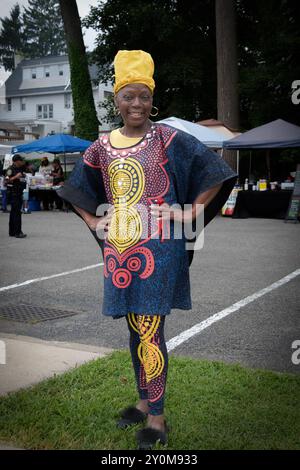 Der Anführer der Revelators Tanztruppe, Marion Jones Archer bei Wakanda 2024. Ihre schöne Kleidung ist aus Ghana Stockfoto