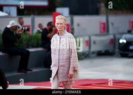 VENEDIG, ITALIEN - 02. SEPTEMBER: Tilda Swinton besucht den roten Teppich „The Room nebenan“ während des 81. Internationalen Filmfestivals von Venedig im September Stockfoto