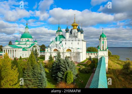 Spaso-Jakowlewski Kloster oder Kloster des Heiligen Jakob Heiland und See Nero Luftpanorama in Rostow Weliki Stadt in Jaroslawl Oblast, Russland Stockfoto