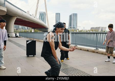 Genießen Sie Skateboarden auf der modernen Urban Bridge Stockfoto